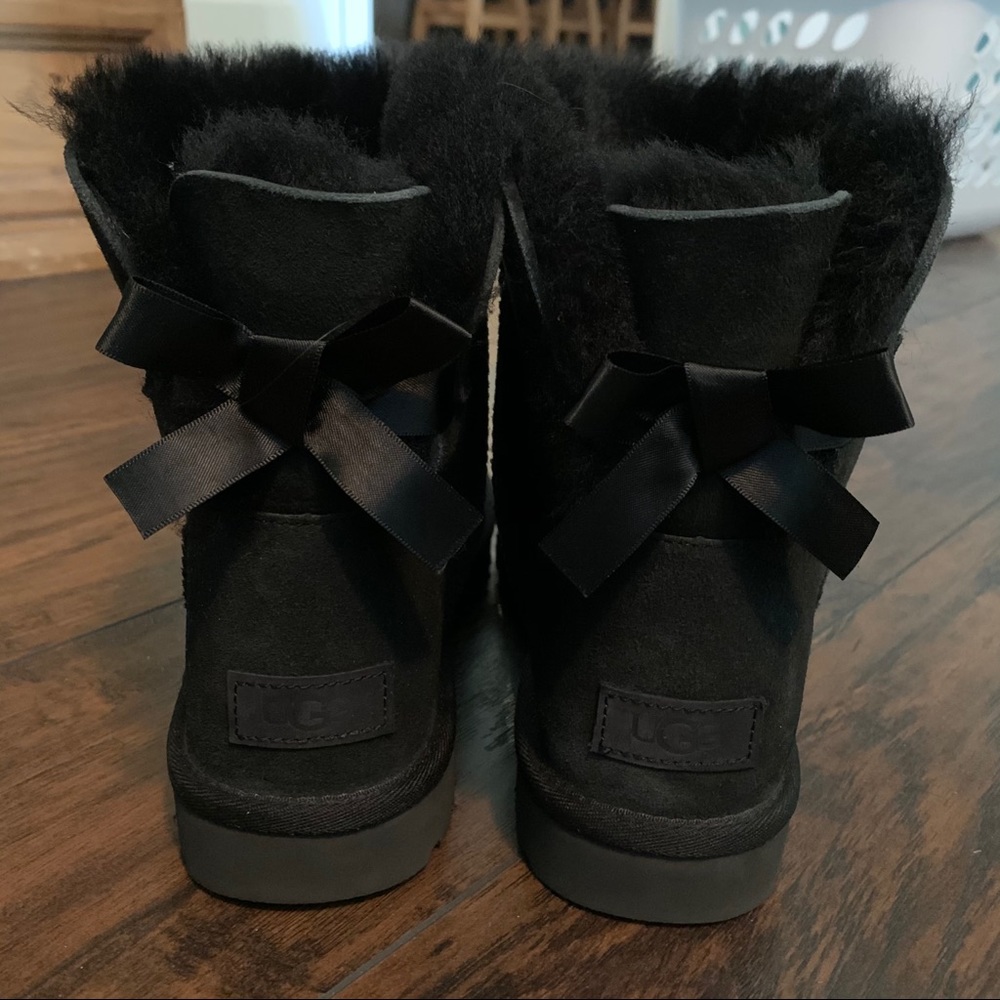 UGG Mini Bailey Bow II size 9